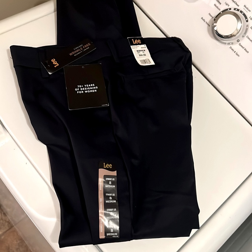Lee brand Relaxed Fit, Straight Leg, Mid Rise, Wrinkle Free. Size 8M